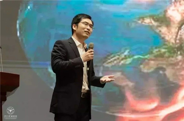 吴东演讲.jpg